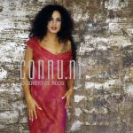 15-10-1999 Chimene van Oosterhout in studio Amsterdam Photo: Govert de Roos/Connu

[keywords]liggend, boek, glimlachend[/keywords]